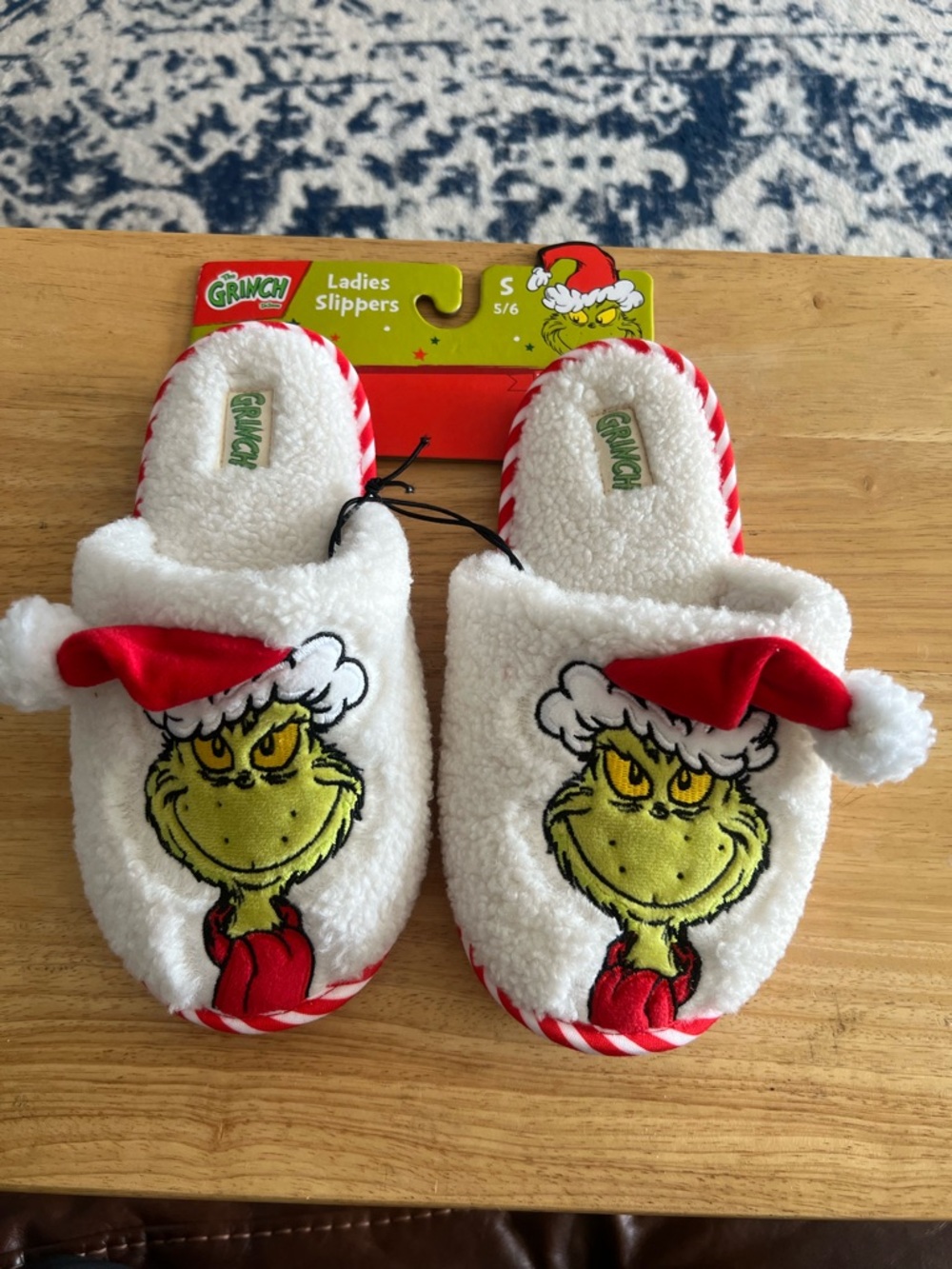 Dr.Seuss The Grinch Ladies Slippers with Holiday Hat